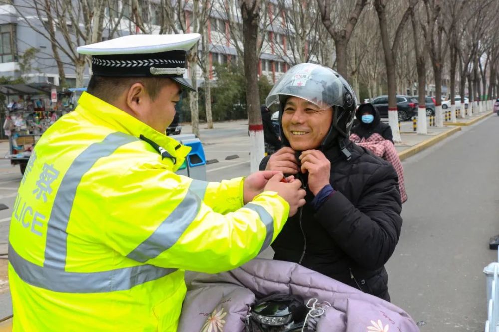 滕州人注意骑电动车一定要戴头盔否则