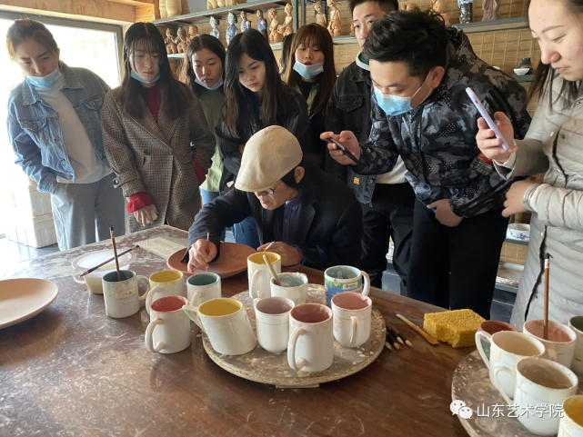 1988年,中央工艺美术学院(现清华大学美术学院)陶瓷艺术专业毕业后,他