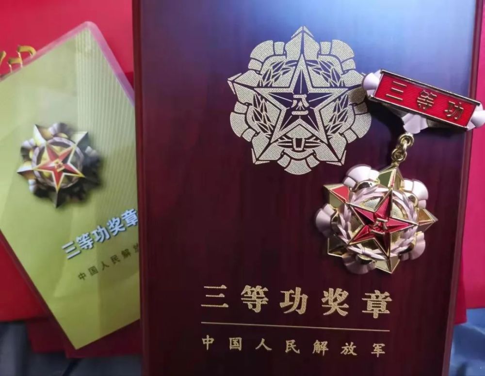 卢贺荣立三等功奖章卢贺, 男,22岁,中共党员,河南洛阳人,郑州少林塔沟