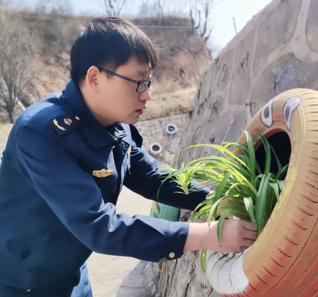 中交资管山西翼侯高速翼城东收费站在自制的轮胎画里播种绿色,靓化站
