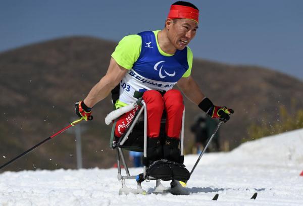 北京冬残奥会丨中国选手包揽残奥越野滑雪男子中距离自由技术坐姿金