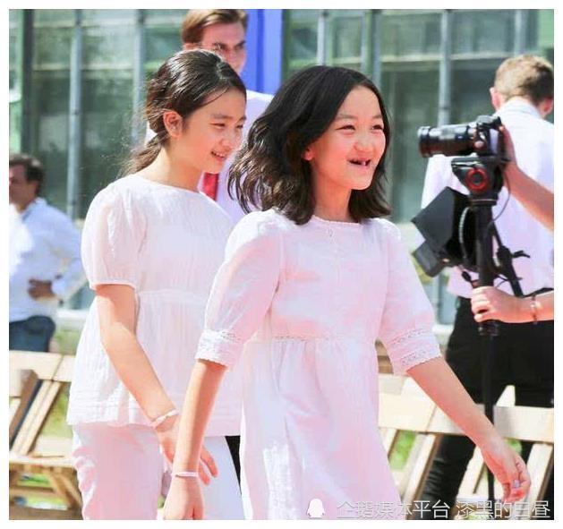 2020年5月,王菲女儿李嫣趁自己14岁生日,在社交平台上发布了一组靓照.