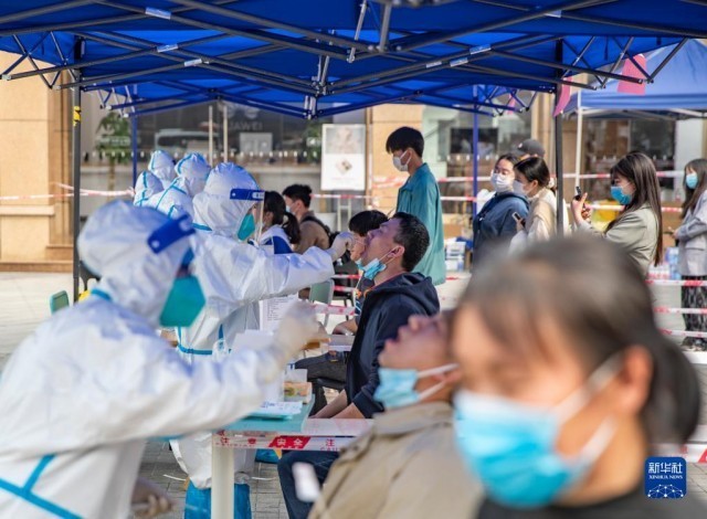 3月12日,在重庆大学城熙街,居民在进行核酸检测.