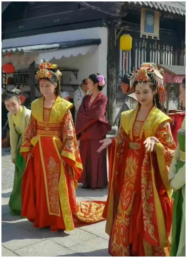 新版《上错花轿嫁对郎》大婚路透图,这服化道竟比不上