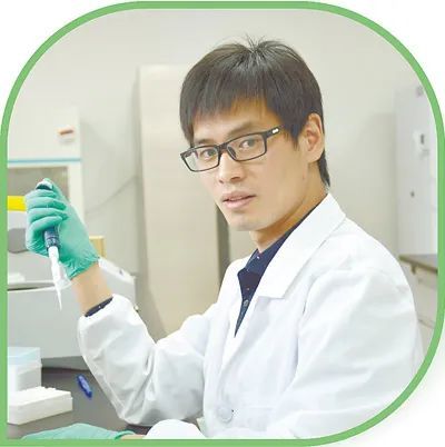 胡彦如在分子生物学实验室做实验山东小伙星耀武曾先后留学瑞士和美国