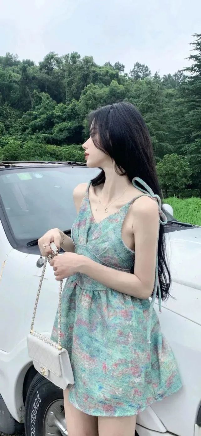 粉丝求图:美女何丹彤手机壁纸