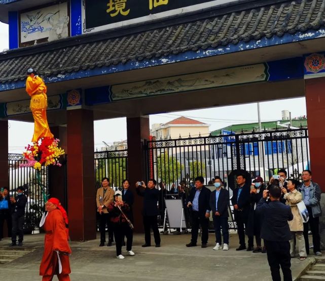 张呈鸿一行首先来到肘阁抬阁非遗传承人家中进行谈话调研,详细了解