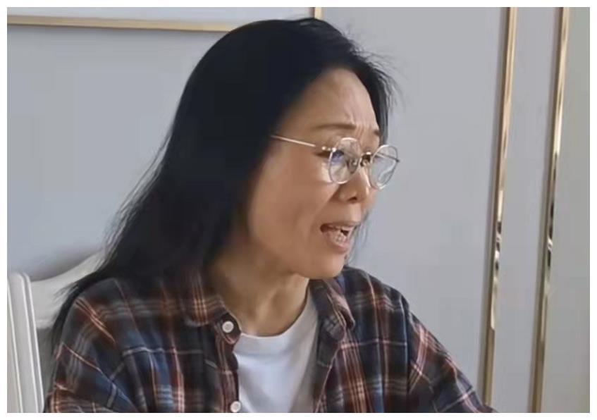 59岁吴琼全家包游艇度假小15岁老公穿戴奢侈品一顶帽子近三千