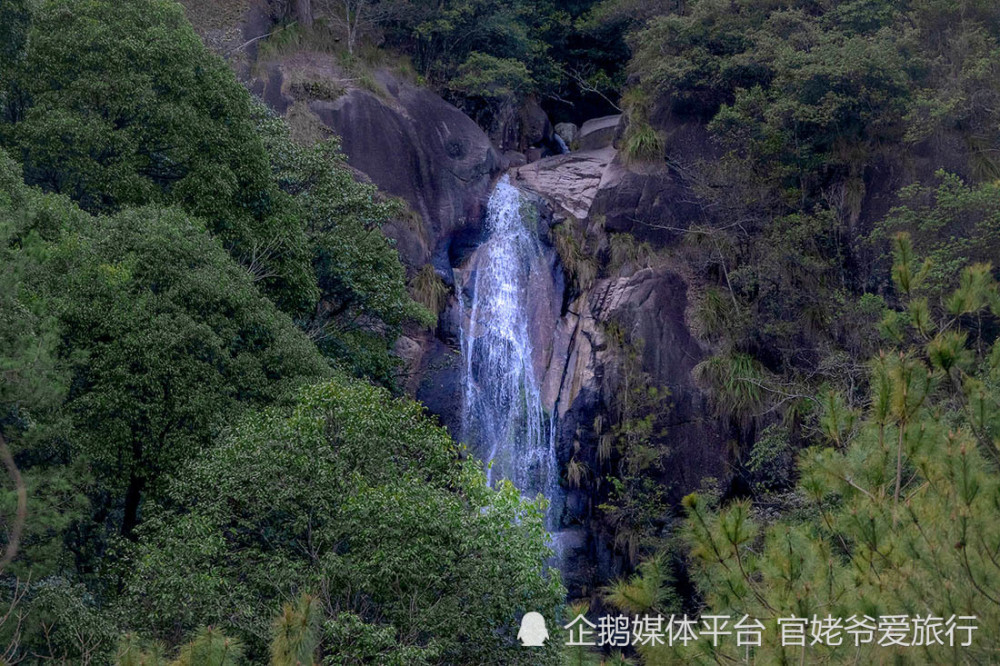 春游赣东大茅山梧风洞这里溪水的色彩让你想起九寨沟美轮美奂