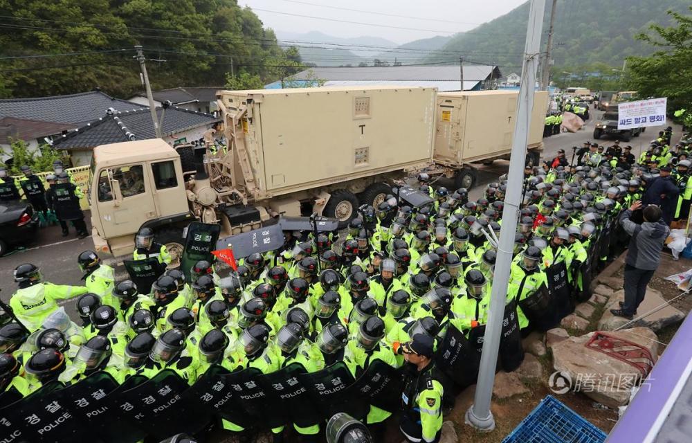 韩国开始全面部署“萨德” 爆警民冲突(高清组图)