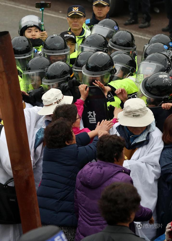 韩国开始全面部署“萨德” 爆警民冲突(高清组图)