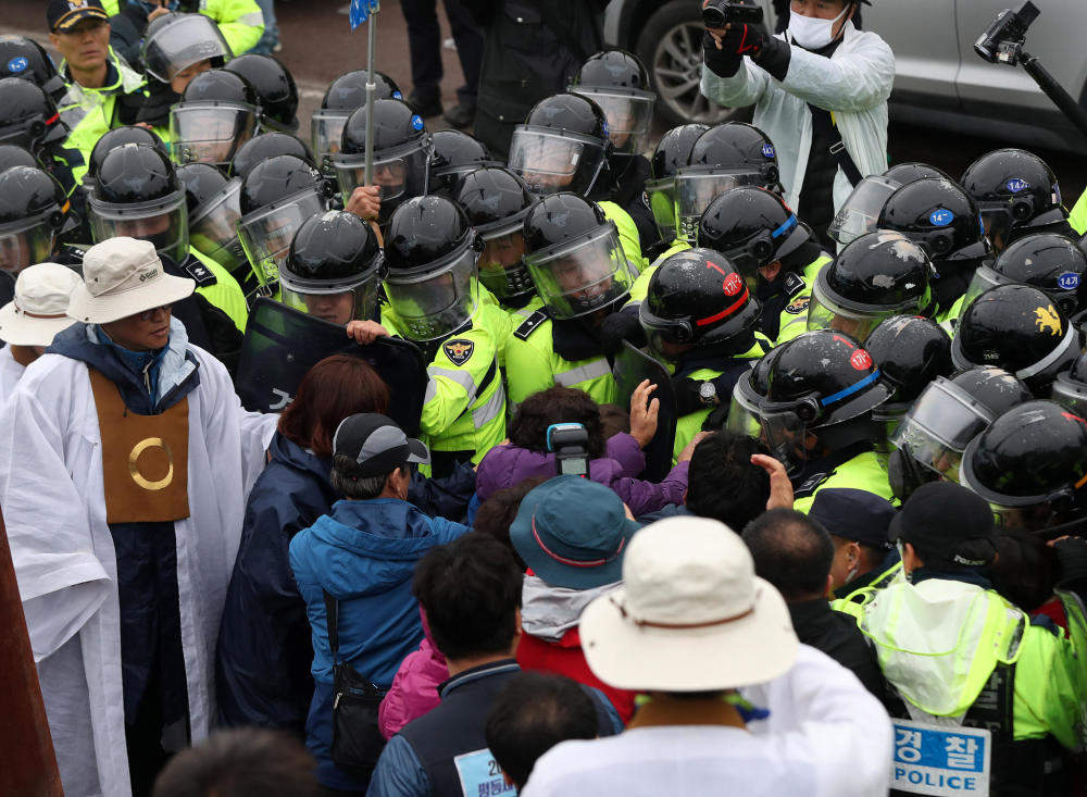 韩国开始全面部署“萨德” 爆警民冲突(高清组图)