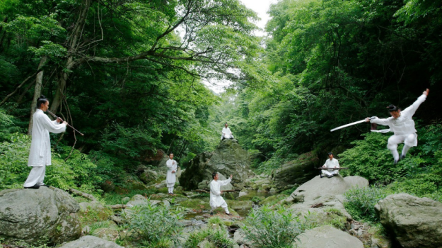 东风迎面抚过一抹温润,当身上厚衣褪成柔顺轻衫,我们知道—春天来了