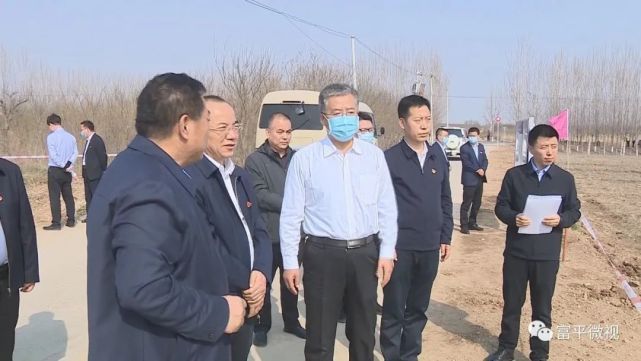 在西禹高速富平出口,陈晓勇检查了疫情防控工作,强调要紧盯中高风险