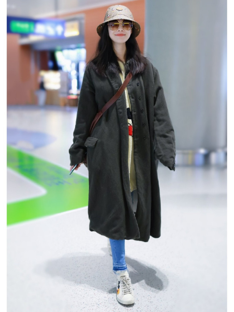 倪妮机场穿搭黑色大衣时髦又帅气网友不愧是行走的衣架子