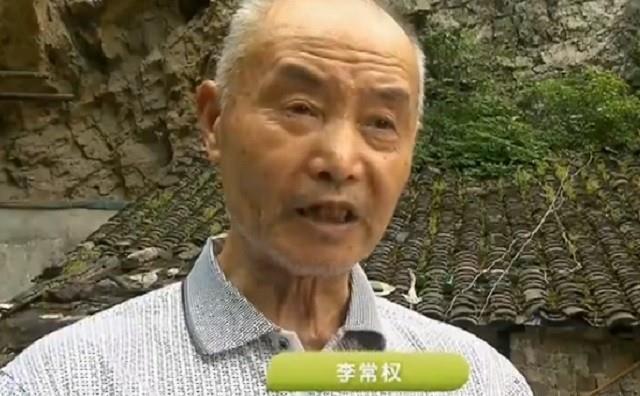 08年重庆一贫困老汉靠做梦在家中挖出暗河发现鱼泉一周赚12万