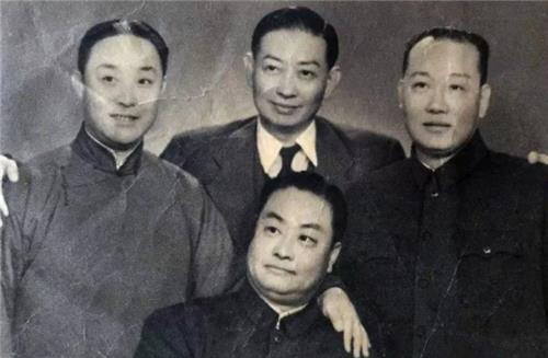 另外荀慧生还与杨小楼,尚小云,谭小培一起称为"三小一白".
