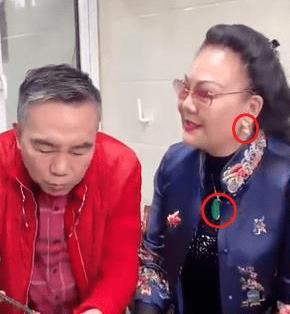 杨议曾和妻子梦真一起上过很多访谈节目,两人在节目中也是相敬如宾