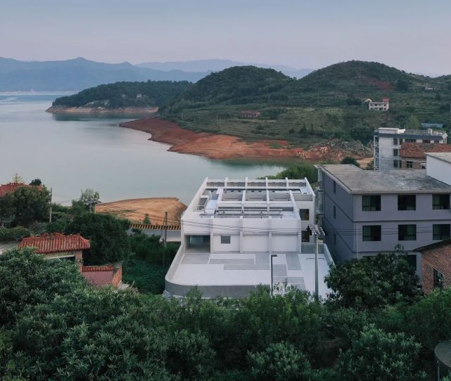 的北部是白廊镇所在,因为风景名胜区在湖的西边,所以一众酒店,民宿