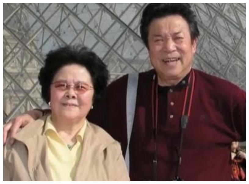 李光羲在事业巅峰期经历6年失声,王紫薇始终不离不弃,陪伴在丈夫身边