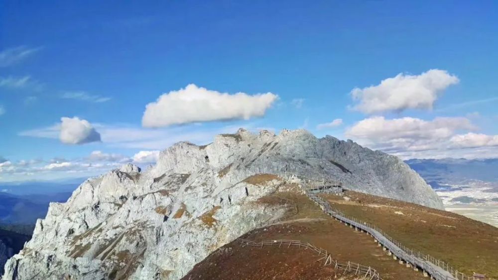 丽江金沙旅游网整理的石卡雪山景区的自然生态景观旅游资源由地质地貌