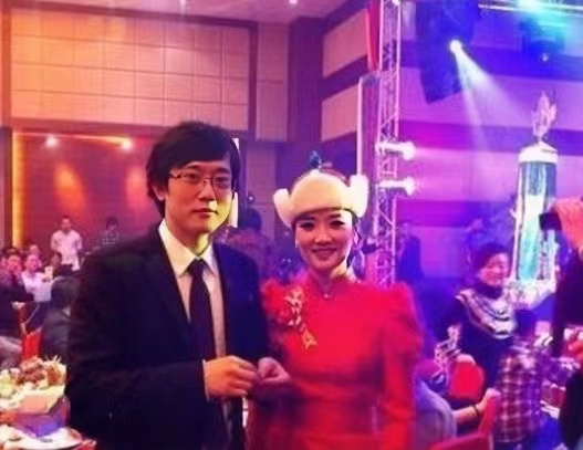 在婚礼之前,玲花一直都在准备演唱会的相关事情,一边忙碌着事业,一边