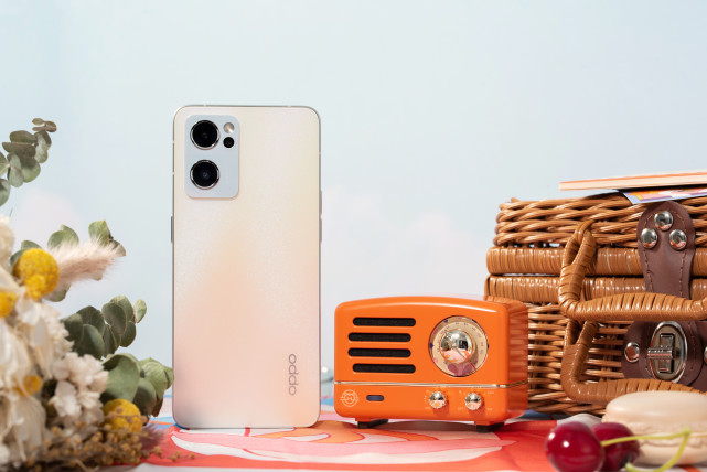 此次艺术家高定礼盒的主角是这台晨曦金配色的oppo reno7了,该手机