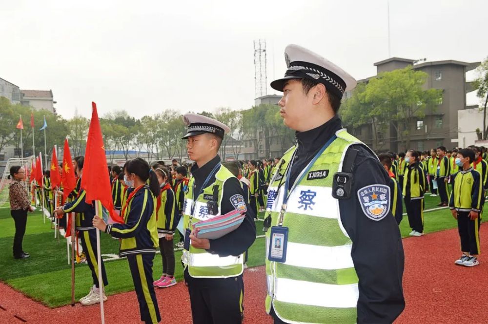 3月14日,澧县公安局交通警察大队澧阳中队组织民警深入到辖区弘毅学校