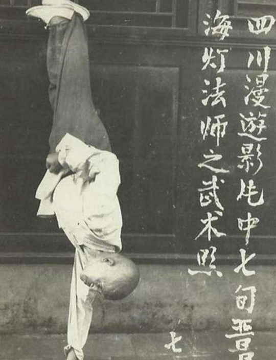 海灯法师的武学造诣在少林寺一众武僧里也属于极高的水准,他的二指禅