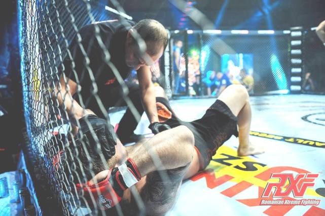 一招ko美国著名mma裁判的日本踢技是什么来头