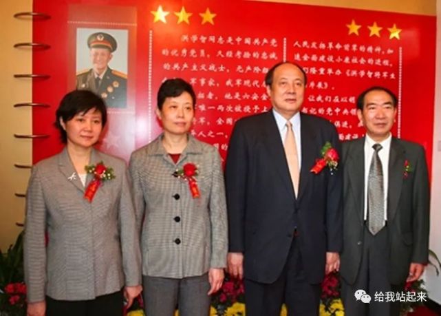 他两度担任总后勤部长,唯一的六星上将,长子是省长,次子是少将