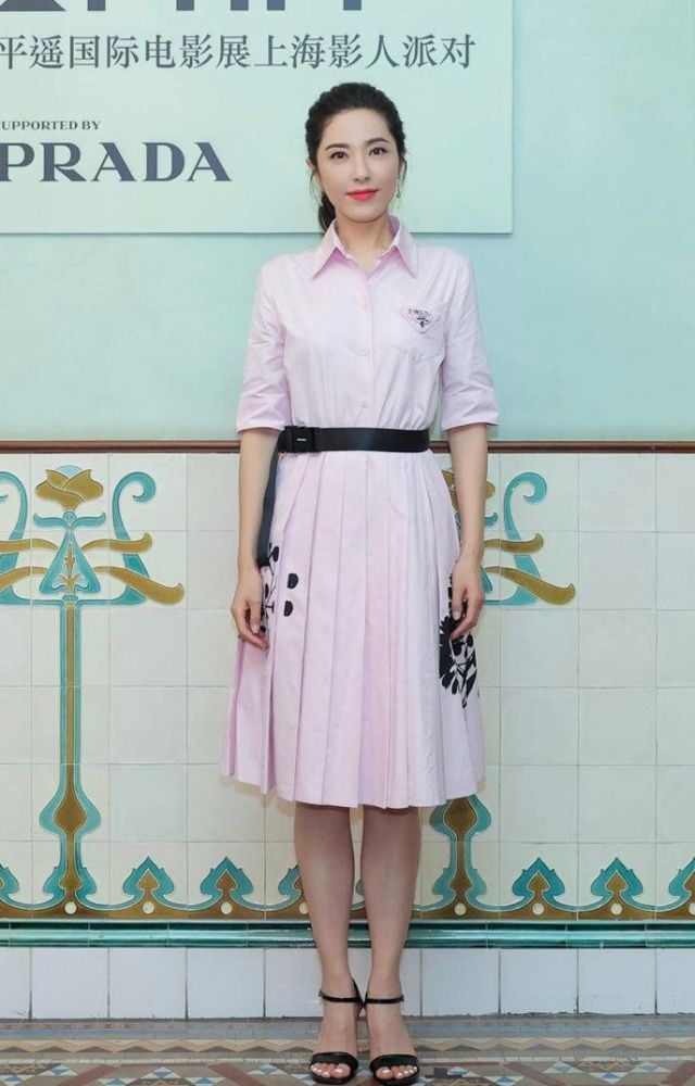 章小蕙和曾黎同穿衬衫裙一个慵懒一个优雅两种不同气质都好美