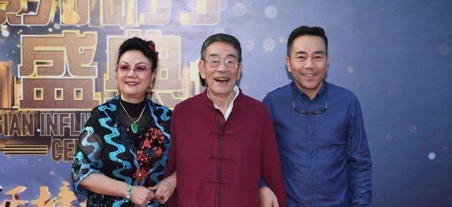 疑似杨议回应私生子传言说了又没说四两拨千斤