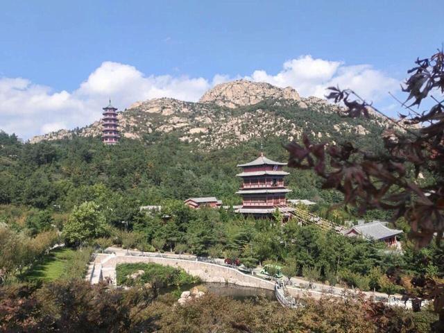 介绍的这座景点位于我国的山东省威海市,它就是位于当地的赤山风景区