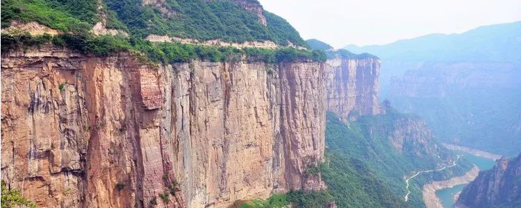 (1)太行八陉太行山,高山峻岭,深渊峡谷,许多地段有高1000米的断层岩壁