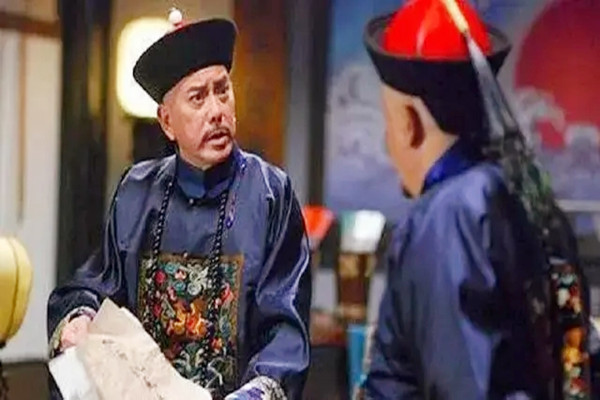 谭锦镛捡起官帽,强忍着怒火用英语要求这个美国警察尊重他,尊重中国人