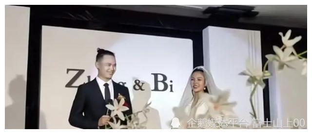 视频中张恒远抱着吉他,为妻子深情弹唱自己写给妻子唱