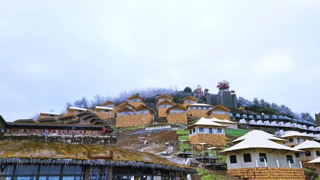 位于西羌九皇山景区特色帐篷酒店 return hotel 半山归墅,坐落在