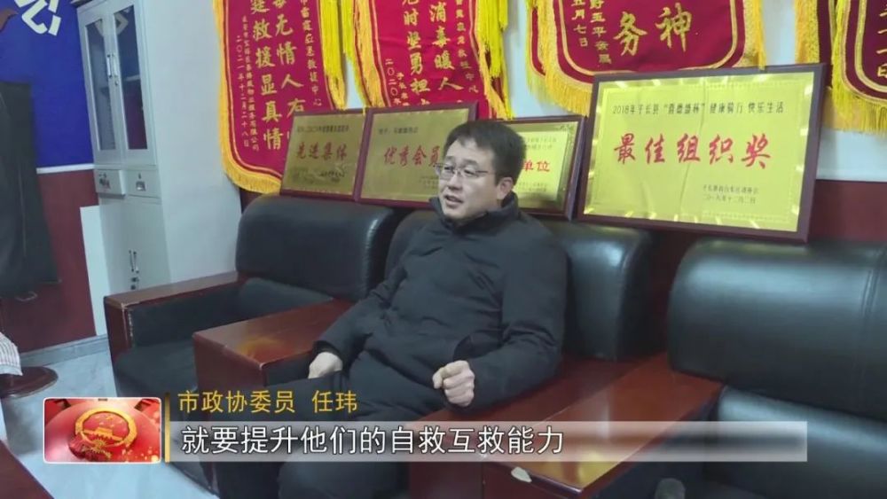 记者见到任玮的时候他正在与应急救护志愿服务队队长交流下一步工作