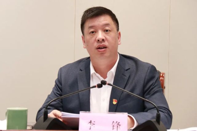 3月16日上午,县委副书记,县长李锋主持召开县政府第2次常务会议,学习
