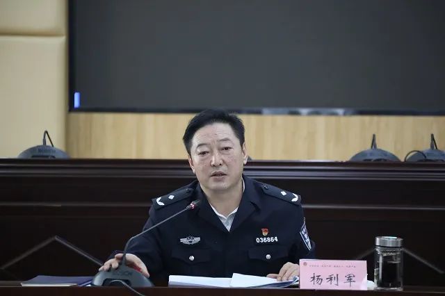 侦察员杨利军对全市校园安全及周边风险隐患排查整治工作进行安排部署