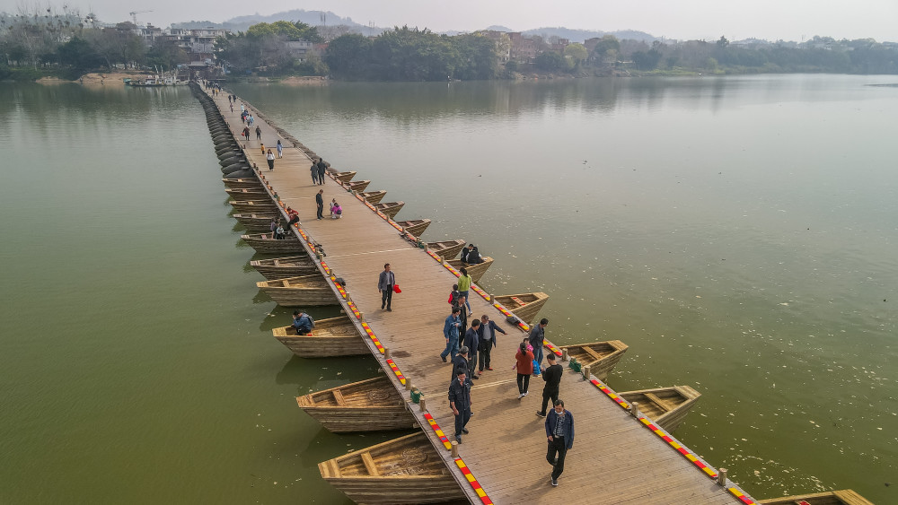 这座浮桥位于江西省赣州市贡水之上,因为桥一端为江南宋城的建春门