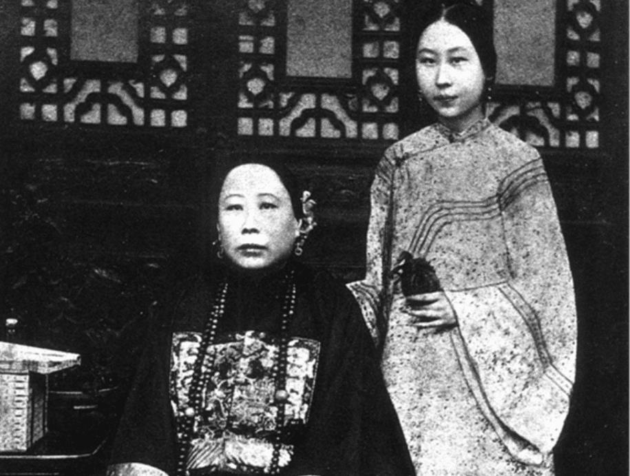 李鸿章把年轻女儿许配给年老大臣不料两人子孙却成家喻户晓名人