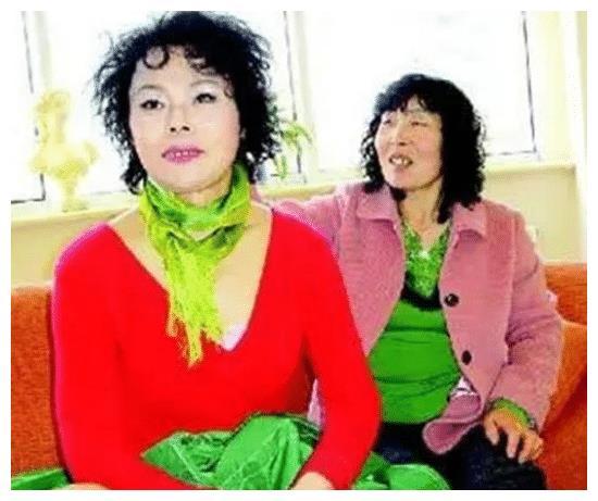 变性后老陈活出了自己的精彩,老婆变成了妹妹,女儿变成了侄女