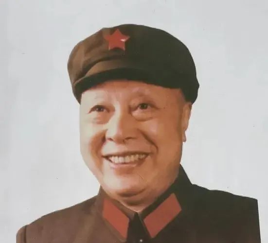 及名录罗姓开国少将中1962年晋升的有2人,他就是罗斌少将和罗有荣少将