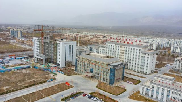 同一时间,在在建项目铁门关市人民医院外科楼工地,记者看到工人们正在