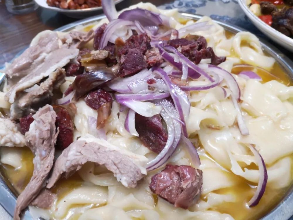 新疆美食伊宁餐厅里的马肉纳仁
