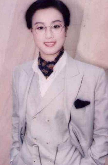 雌雄难辨的盖鸣晖女装娇俏男装潇洒54岁至今未谈恋爱