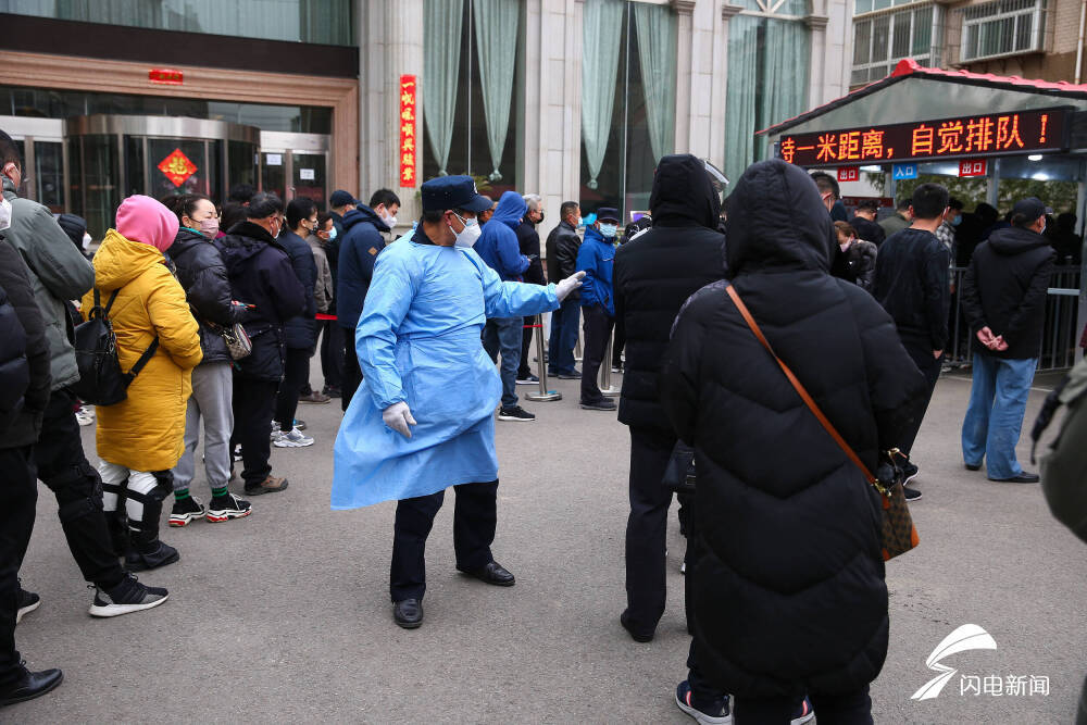 3月17日,济南迎来寒潮天气,市中区鲁鹰宾馆核酸采样点,工作人员与