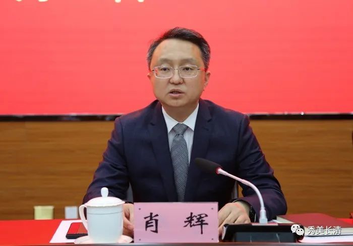 肖辉表示,将认真按照市委,市警备区党委的工作要求,大力弘扬历届班子